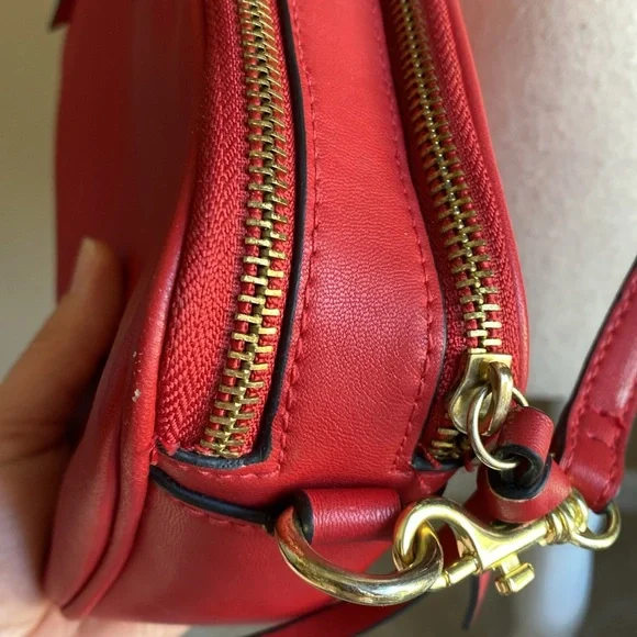 Red crossbody camera bag from Italy, faux leather - Picture 8 of 14